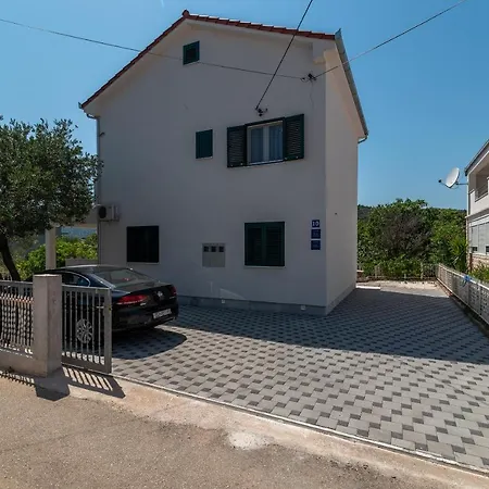 Lejla Apartment *